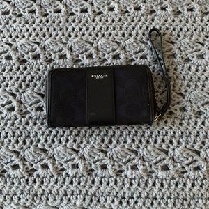 Coach wristlet black